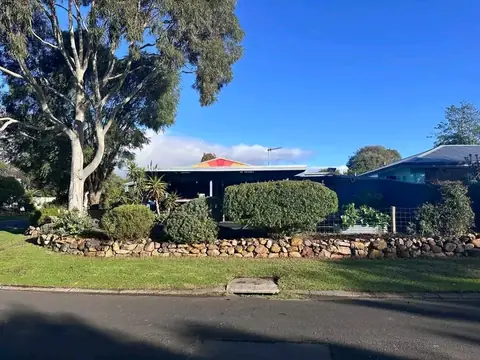 Trimmed hedges and rock wall along a Margaret River street (2 of 9)