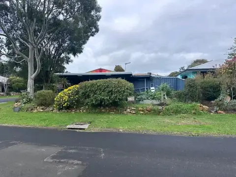 Trimmed hedges and rock wall along a Margaret River street (6 of 9)